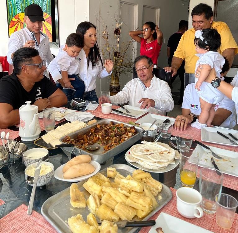 codiguillos's tweet image. ¿Bien paraco su patrón @ISAZULETA comiendo carne?