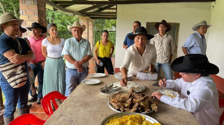 codiguillos's tweet image. ¿Bien paraco su patrón @ISAZULETA comiendo carne?