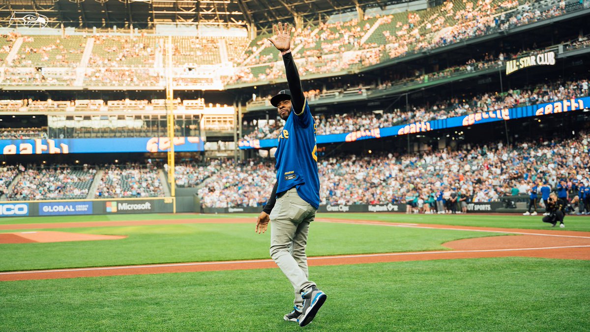 A <a href="/Mariners/">Seattle Mariners</a> first pitch from one of our Seahawks Legends, <a href="/RSherman_25/">Richard Sherman</a>! ⚾️