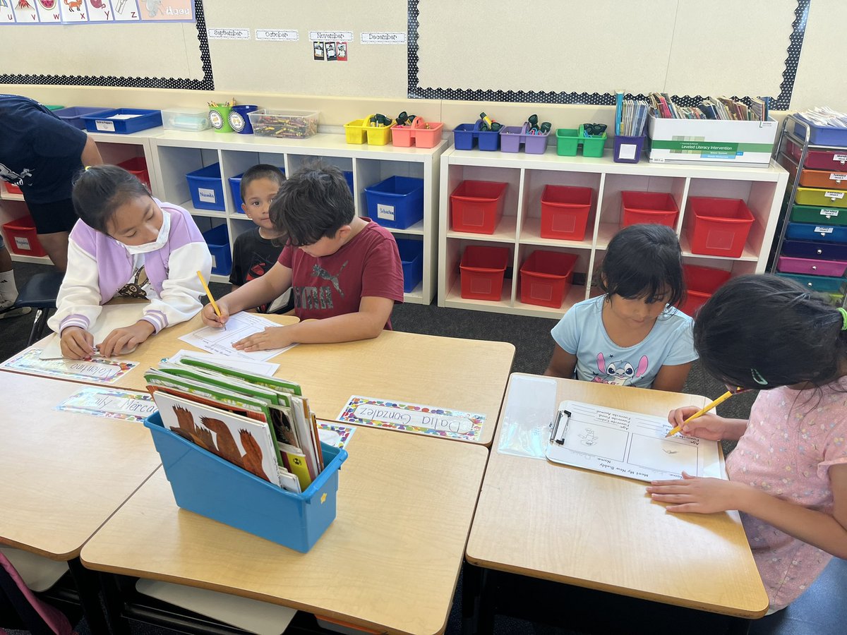teachertbi's tweet photo. Our first #RascalBuddies day of the year! The 4th graders were excited to meet their kinder buddies! #RowlandRascals @micheleasprer https://t.co/MCJpnSktGf