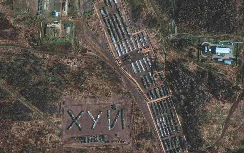 warbreakingnews's tweet photo. The #Wagner group in #Belarus sends greetings to those who regularly photograph them through satellites. #Prigozhin https://t.co/XKeHdtHtqk