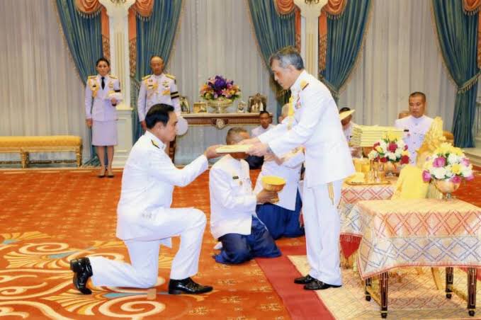 Phakchira_e's tweet photo. นายกคนสุดท้ายในรัชกาลที่ 9
และนายกคนแรกในรัชกาลที่ 10

ช่วงเปลี่ยนรัชสมัยเป็นช่วงเปราะบาง แต่ลุงตู่ก็พยายามทำทุกอย่างให้ดีที่สุดภายใต้เงื่อนไขและข้อจำกัดหลายๆ อย่าง ต้องแก้ปัญหา พร้อมพัฒนา ไม่มีอะไรสมบูรณ์แบบ แค่ดีที่สุดก็หนักแล้ว ยังคิดไม่ออกเลยว่าถ้าไม่ใช่ลุงตู่จะเป็นยังไง https://t.co/v9D8MS1xtq