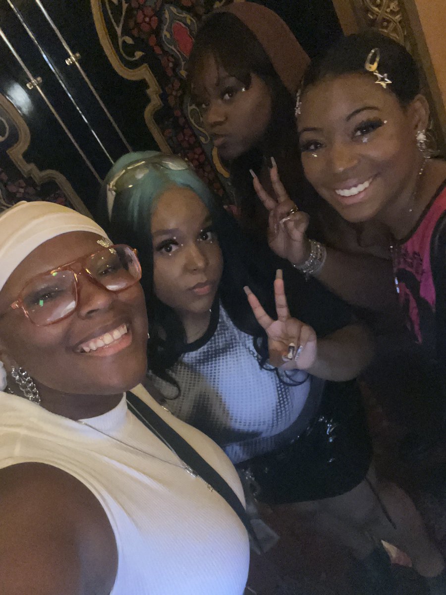risohhoho's tweet photo. most importantly! i got to see my babies again!! love y'all so bad!!! @thottywommy @MHKREALM 🩵🩵🩵 https://t.co/M9BIK15Obu