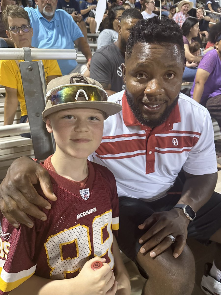 Always great to see my friend and fellow HOF KHS inductee, Kingfisher and Sooner great, Curtis Loften at tonight’s Kingfisher football game. Walker ( my Sr. Advisor ) had to meet the one and only All-Pro. Thank you Curtis for being a great sport. @CurtisLofton50