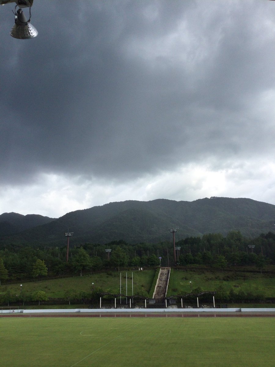 azuldduck12's tweet photo. 雷⚡️⚡️⚡️にて〜後半20 分に中断。
おへそ隠せー‼️
岳南2-1 ボンボネラ https://t.co/cfs0PwVMxD