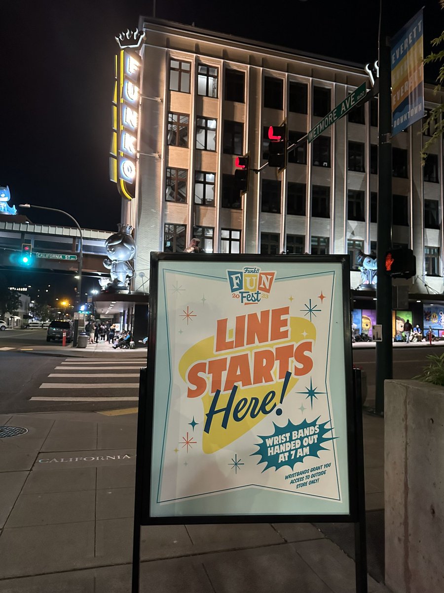 ThePopGoblin's tweet photo. Lines already forming for the Fun Fest block party! Mike Becker was just here signing too! Better get down here if youโre coming! #blockparty #funkofunfest #funkofunfest2023 #funkohq https://t.co/joAUpNgSv1