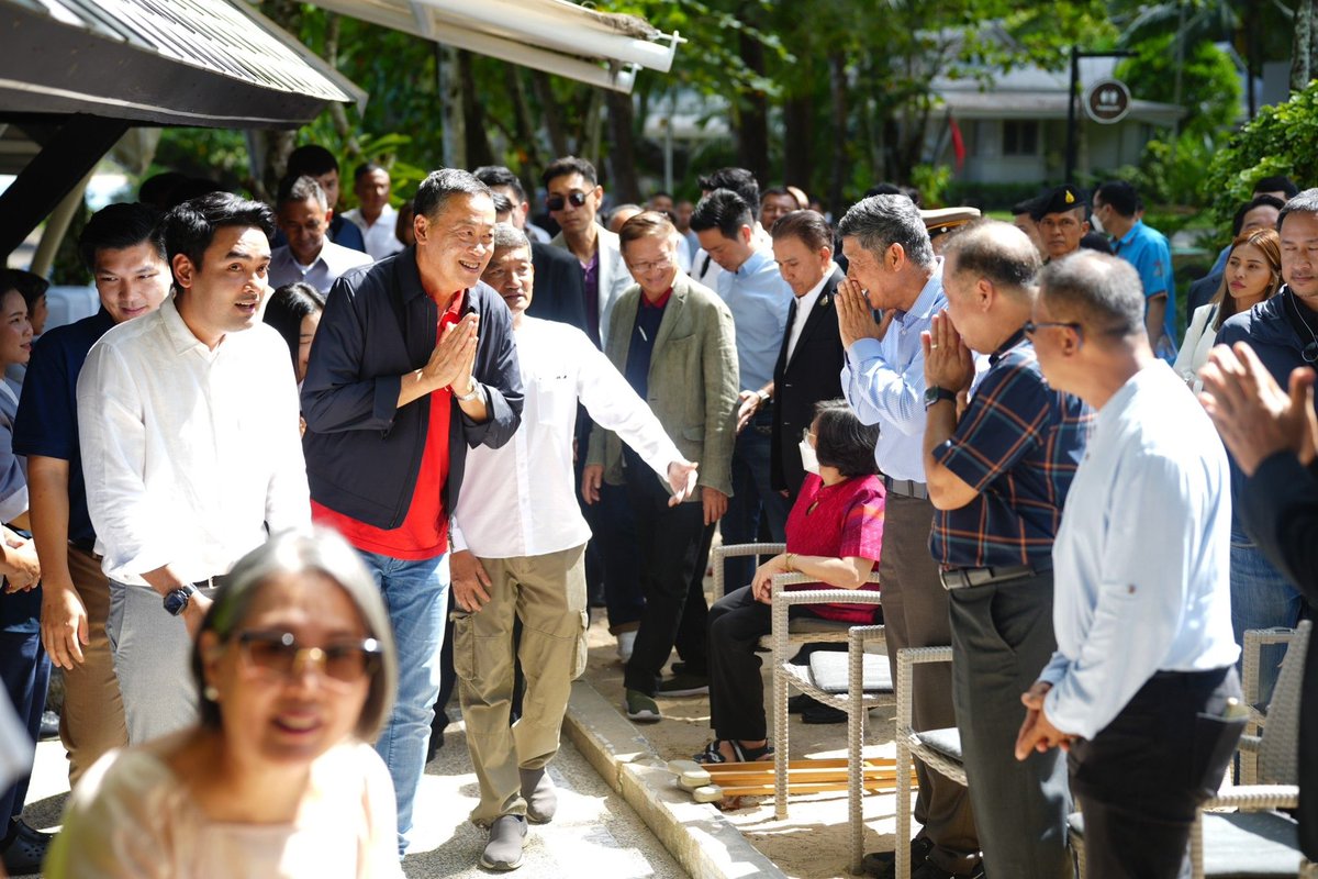Thavisin's tweet photo. รัฐบาลเพื่อไทยจะพลิกฟื้นเศรษฐกิจ เปิดประตูรายได้ใหญ่อีกบานจากการค้าการลงทุน ด้วยการนำกลไกผู้แทนการค้าไทยกลับมาช่วยเจรจา FTA เปิดตลาดใหม่เพื่อเชิญนักลงทุนเข้ามาในประเทศ

อีกเรื่องที่ต้องดำเนินไปพร้อม ๆ กันคือ ประตูรายได���จากการท่องเที่ยว ซึ่งเราจะพัฒนาเป็นภูมิภาคโดยดูองค์รวมทั้งหมด และให้ความสำคัญกับบริเวณภูเก็ต พังงา กระบี่ ระนอง ร่วมกัน เรามีแนวคิดที่จะทำการท่องเที่ยวทั้งระบบให้น่าดึงดูด ทั้งค่าใช้จ่ายของนักท่องเที่ยวที่เหมาะสม และระบบคมนาคมในภาพใหญ่คู่ขนานกันไปด้วยครับ