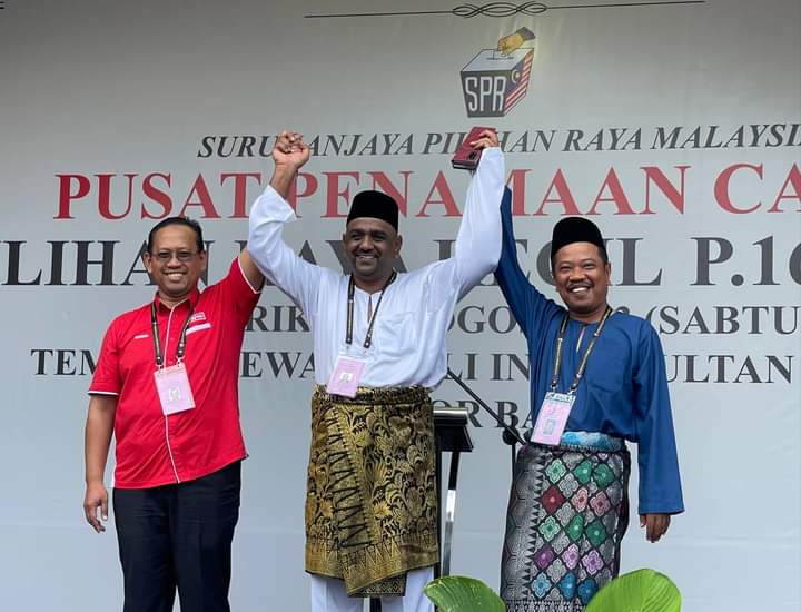 PulaiP161's tweet photo. Parlimen Pulai mempunyai
166,653 orang pengundi, terdiri daripada:

Biasa: 165,700
Polis: 927
Tidak Hadir Luar Negara: 26

Hari ini telah bermulanya #PRKPulai, ini adalah calonnya:

@pakatanharapan_: Suhaizan Kayat
Bebas: Samsudin Mohamad Fauzi
@PNRasmiMY: Zulkifli Jaafar https://t.co/46lvG3fef6