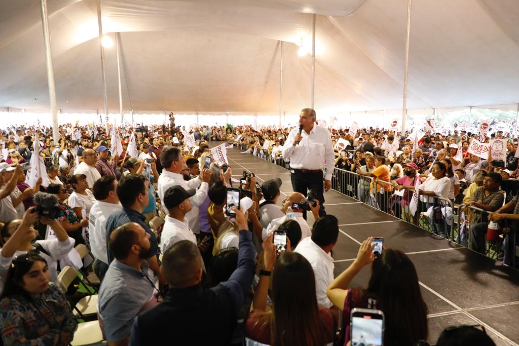 adan_augusto's tweet photo. Regresamos a Tijuana, donde inicia la Patria, para agradecerle a las y los bajacalifornianos su compromiso incansable con la Cuarta Transformación.

A esta frontera han llegado cientos de miles de personas honestas y trabajadoras, de todas partes de México y del mundo, que con su esfuerzo y alegría, construyen junto a los que aquí nacieron una identidad cultural única y vibrante.

En Baja California, la Cuarta Transformación brilla con luz propia.