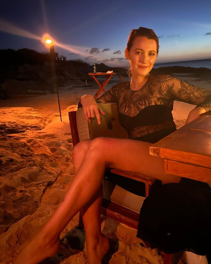 PentasticalP's tweet photo. Friday night, dinner with a view, and feet in the sand with my guy @wallis_jayden! https://t.co/6erVE4rXE6