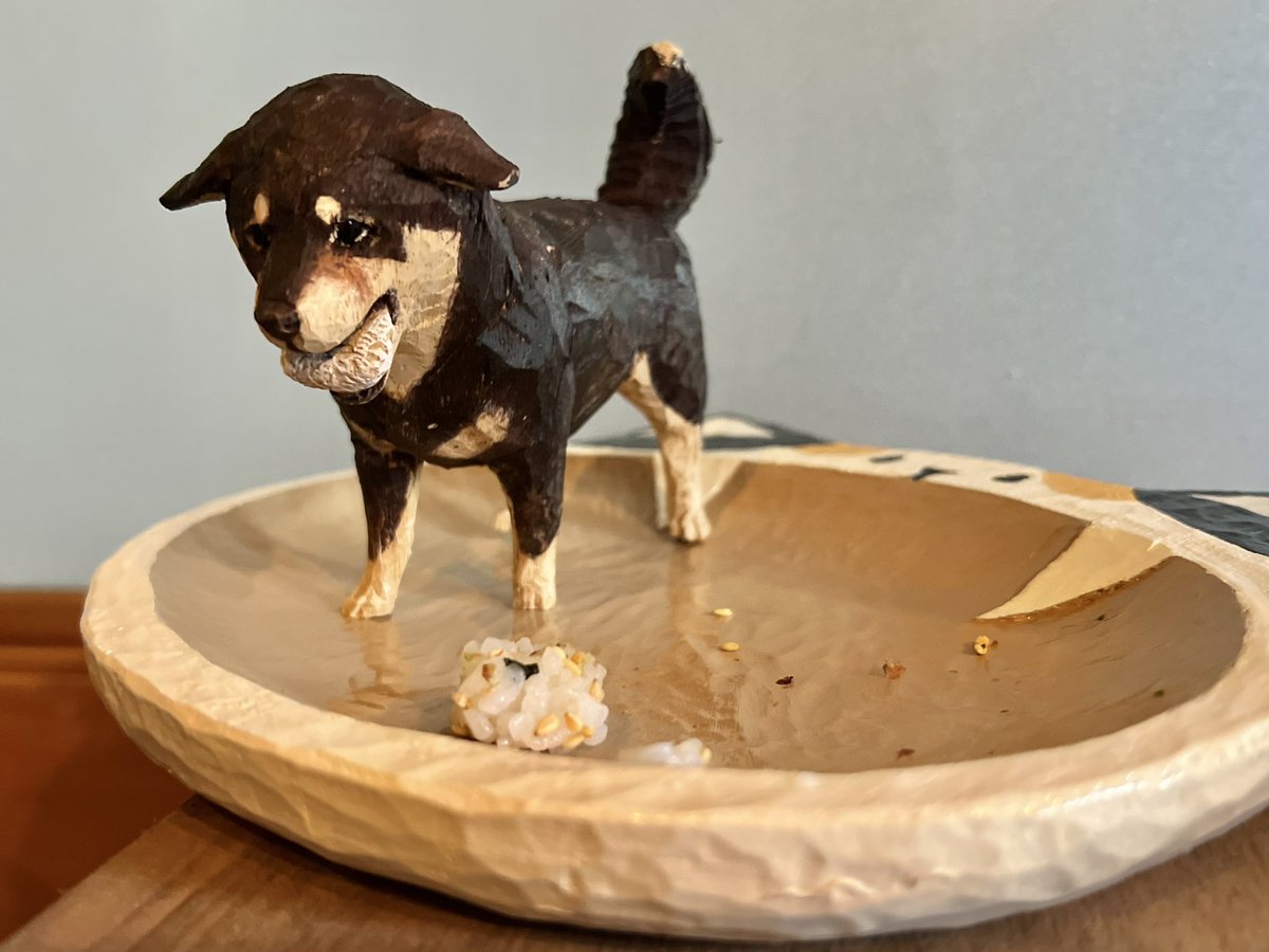 申し訳なさそうにおにぎり食べちゃった月くんを木彫りにしました。