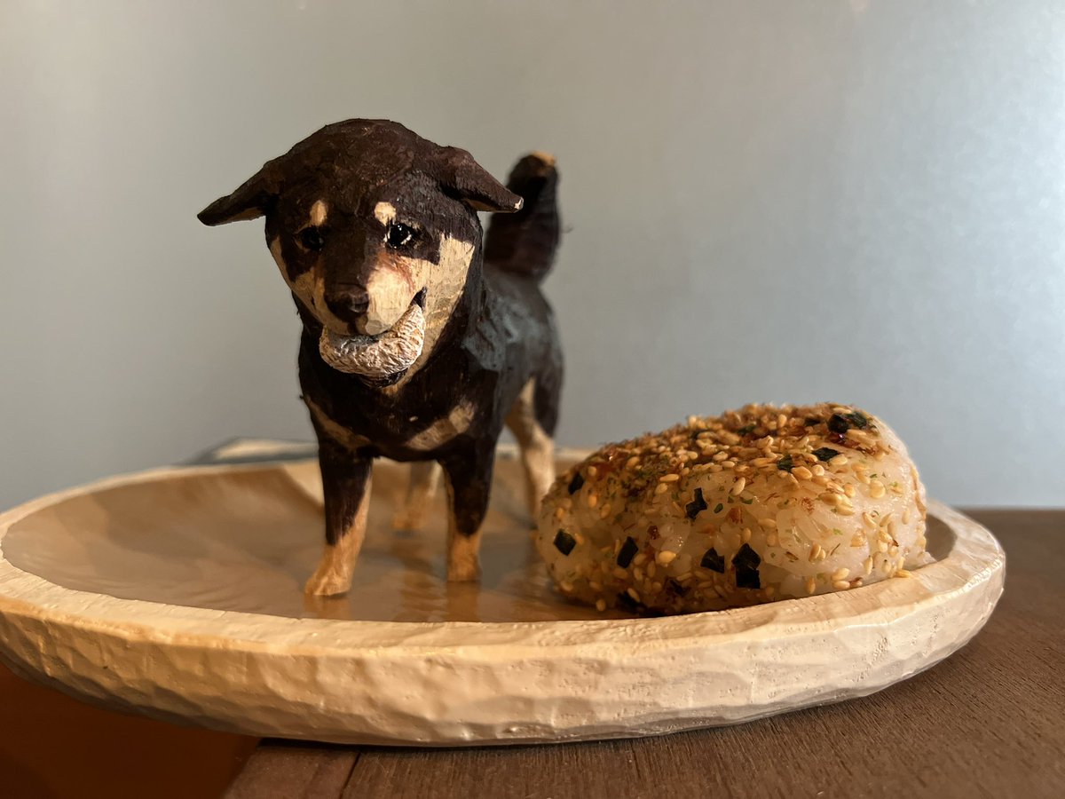 申し訳なさそうにおにぎり食べちゃった月くんを木彫りにしました。