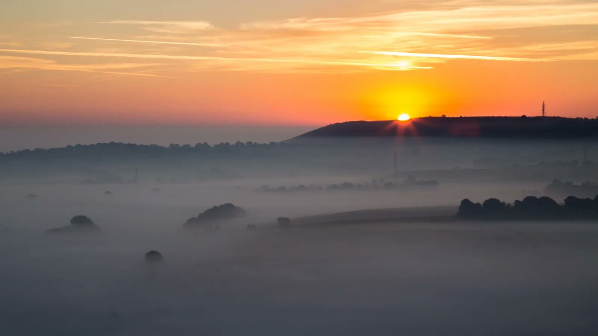 South Downs National Park (@sdnpa) on Twitter photo A Butser Hill sunrise to set the mood this Saturday. 
📷 Getty
#SouthDowns #BankHoliday A Butser Hill sunrise to set the mood this Saturday. 
📷 Getty
#SouthDowns #BankHoliday