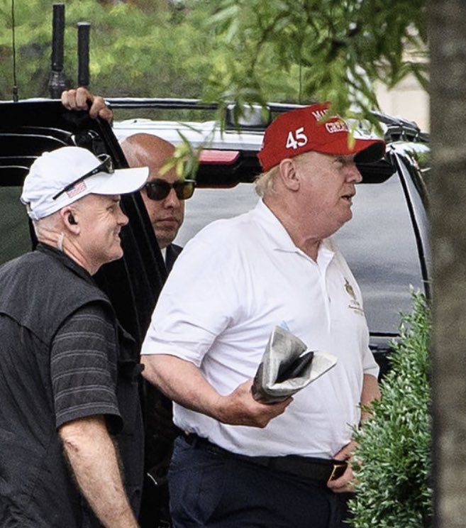 _Re_UPS's tweet photo. Did #Trump Lie About His Weight on Jail Booking Form?!

215lbs Where?!……😒
#TrumpWeight #TrumpArrest #TrumpMugShot https://t.co/y6N2cV2juW