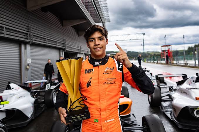 RBR_F0's tweet photo. O primeiro confirmado para o lineup de 2024, e o brasiliense Pedro Clerot de apenas 16 anos.
O brasileiro, foi o campeão inaugural da F4 Brasil com apenas 15 anos.
Correndo atualmente na F4 espanhola pela MP, Clerot tem contrato máximo com a academia rumo a F1.
Rumo ao topo🇧🇷 https://t.co/RLCWBP19ua