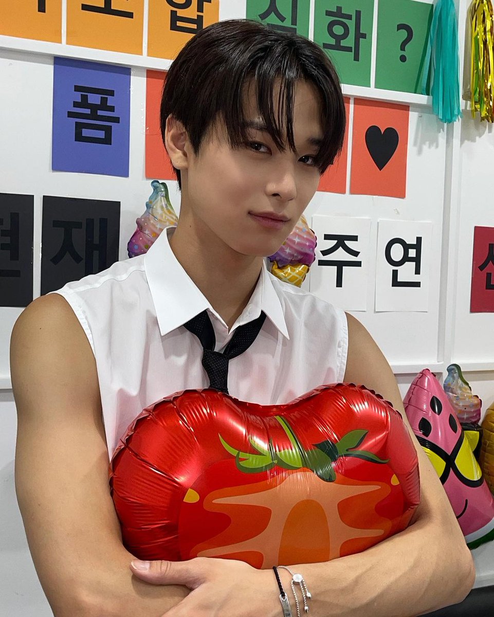 eternallyksw's tweet photo. 230826 juyeon on instagram

🐱 🍎🍉🍐🍇🍊🍓🍑🍒🥝🍋🍍 https://t.co/ovri1ItrEW