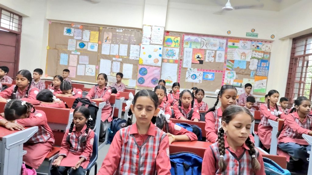 HappinessDelhi's tweet image. ध्यान से भरपूर और खुशहाल जीवन की ओर एक कदम: हैप्पीनेस पाठयक्रम की माइंडफुलनेस कक्षाएँ, सिखाती हैं कि वर्तमान को सच्चाई से जीना और हर पल का आनंद उठाना कैसे संभव है। 🌈🧘‍♀️ #Mindfulness #HappinessClass