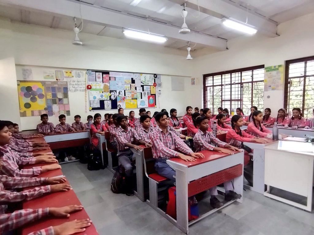 HappinessDelhi's tweet image. ध्यान से भरपूर और खुशहाल जीवन की ओर एक कदम: हैप्पीनेस पाठयक्रम की माइंडफुलनेस कक्षाएँ, सिखाती हैं कि वर्तमान को सच्चाई से जीना और हर पल का आनंद उठाना कैसे संभव है। 🌈🧘‍♀️ #Mindfulness #HappinessClass