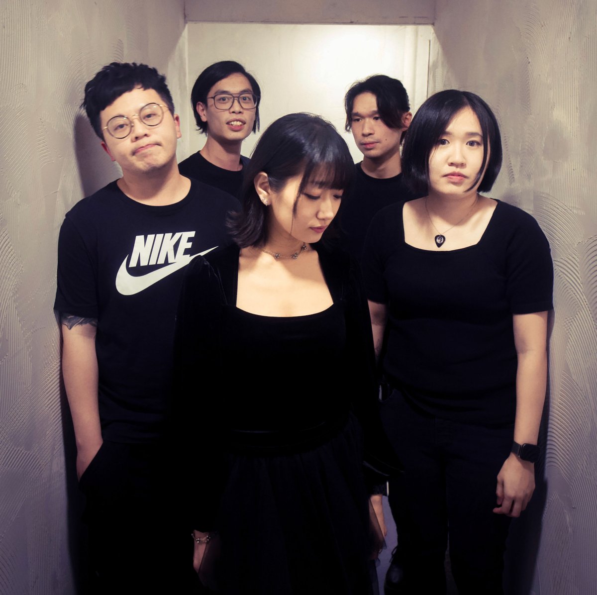 bandcolle's tweet photo. 【BANDCOLLE 2023 TEAM: RING OF UNKNOWN】
https://t.co/ZernUJTMoT

簡介：
一個充滿多元化聲音的 alternative rock樂團。
主音Riko擅長將歌曲以獨有唱腔演譯，再配合四位成員的演奏，使聽眾陶醉於音樂之中。

門票傳送門> https://t.co/mK3FPU5PdV
門票> $250(Walk-in)/ $200 (Advance)
#bandcolle https://t.co/cEBA3muu9n