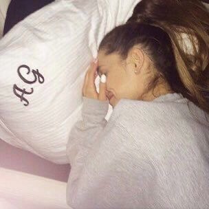 ghzstn's tweet photo. ariana right now: https://t.co/NdCCulhcaz