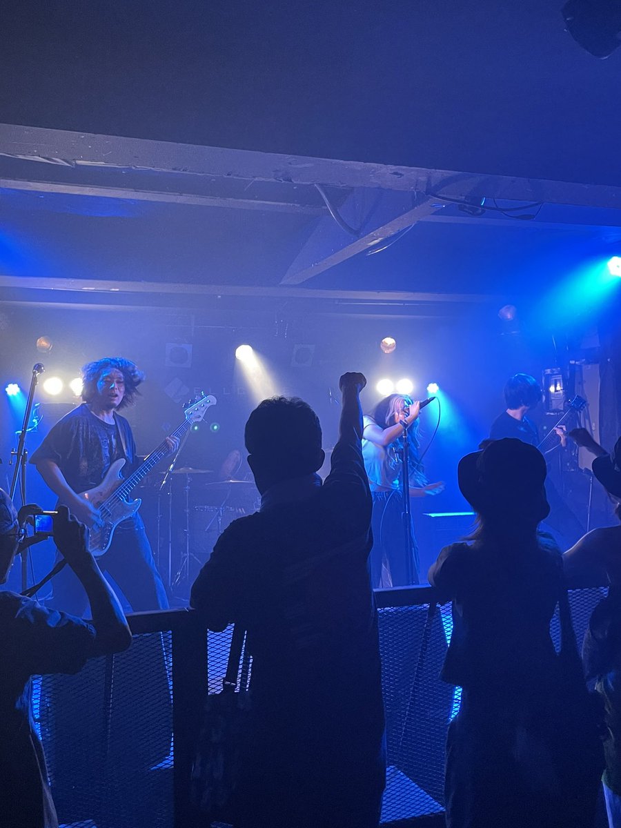 activefire14's tweet photo. ELLCUBEステージに登場したtrip trapは函館からの参戦！同期を絡めたラウドロック＆女性ボーカルは大好物な方も多いんじゃないでしょうか！初見の観客も巻き込んで会場内の空気を一気にトリトラ節に引き込んでいます！
#活性の火
#活性の火23 https://t.co/vBYh24wZzA
