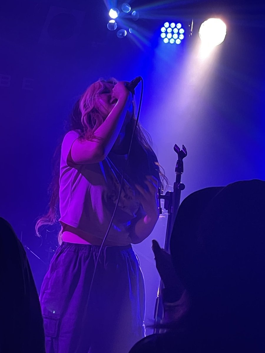 activefire14's tweet photo. ELLCUBEステージに登場したtrip trapは函館からの参戦！同期を絡めたラウドロック＆女性ボーカルは大好物な方も多いんじゃないでしょうか！初見の観客も巻き込んで会場内の空気を一気にトリトラ節に引き込んでいます！
#活性の火
#活性の火23 https://t.co/vBYh24wZzA