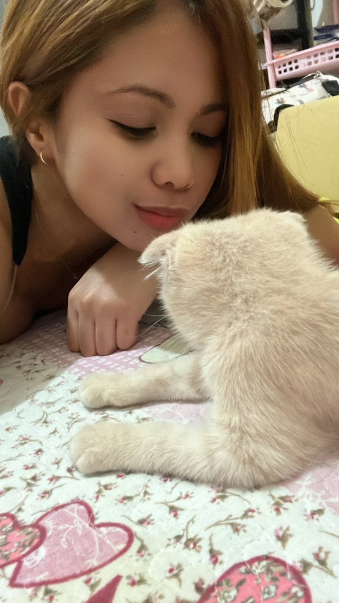 tynnebernadette's tweet image. Cat makes me happy. 
Humans make my head hurt.                      
#furmom  #catlanguage  #cats  #onlycatownerknows