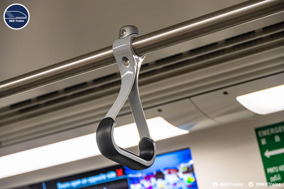 BKKTrains's tweet photo. รถไฟในสิงคโปร์ ยี่ห้อ Alstom รุ่น Metropolis C751A ที่ให้บิรการในเส้นทาง North East Line (NEL) หรือที่นักท่องเที่ยวชาวไทยชอบเรียกกันว่าสายสีม่วง

เขาได้มีการปรับปรุงสภาพภายในใหม่ทั้งหมด (Refurbish)  เปลี่ยนเก้าอี้ เปลี่ยนพื้น เปลี่ยนระบบแอร์ อัพเกรดระบบต่างๆ ให้ทันสมัยยิ่งขึ้น ติดจอ DRM ทั้งขบวน พูดง่ายๆ ว่า รื้อใหม่ทั้งขบวนนั่นแหละ แต่แค่ไม่ถึงกับรื้อไปถึงเฟรมแชสซีรถ

แต่สิ่งที่ชอบคือ ห่วงจับแบบใหม่ ที่มาพร้อมกับการ Refurbish ครั้งนี้ เหยย คือมันดีมาก จับแล้วลายมือ ไม่บีบมือมากเกินไป วัสดุเป็นพวก Polymer ที่แข็งมาก เดินหัวชนแล้วไม่เจ็บอ่ะ อันนี้คือดี

ส่วนจอ DRM ก็อ่านง่าย ไม่ต้องมีการไปใส่ Effect Animation วิบวับในส่วนที่ไม่เป็นประโยชน์เกินความจำเป็น จนระบบรวนแล้วจอค้างแบบบางที่...

ปล. รถไฟรุ่นนี้ออกให้บริการในปี 2546 (2003) อายุอานามก็พอๆ กับรถไฟ Siemens รุ่นแรกของรถไฟฟ้า BTS กับ MRT สายสีน้ำเงิน เลยแหละ