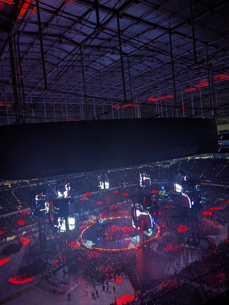 BeatMonx's tweet photo. Why aren't the screens on for @Metallica https://t.co/TY7grBwP7t