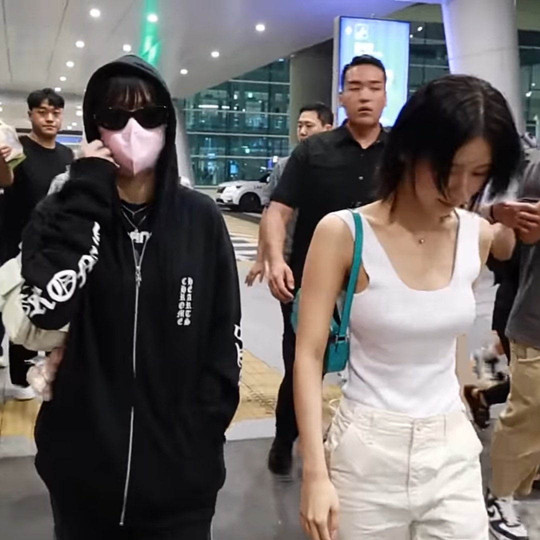 GidleAesthetic's tweet photo. Cho Miyeon spotted at the airport with her rumored new girlfriend Kim Minnie https://t.co/SaF1GIyp8g