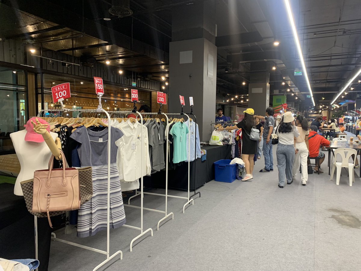 bravobkkmall's tweet photo. แฟนเก่าก็หาย แฟนใหม่ก็ไม่มี
แต่วันนี้มี “ตลาด FANs เก่า” ❗
กลับมาแล้ว “OLD FANs MARKET” ตลาด FANs เก่า รวมของมือสอง เสื้อผ้า ของใช้ อาหารไว้ที่เดียว

พบกันวันนี้ ตั้งแต่ 11.00 น.- 22.00 น. ที่ SHOW DC ชั้น 1

📣จอดรถฟรีไม่มีค่าใช้จ่ายนะ
#SHOWDC #BRAVO
#ตลาดแฟนเก่า #OldFansMarket https://t.co/CzBCq46Zun