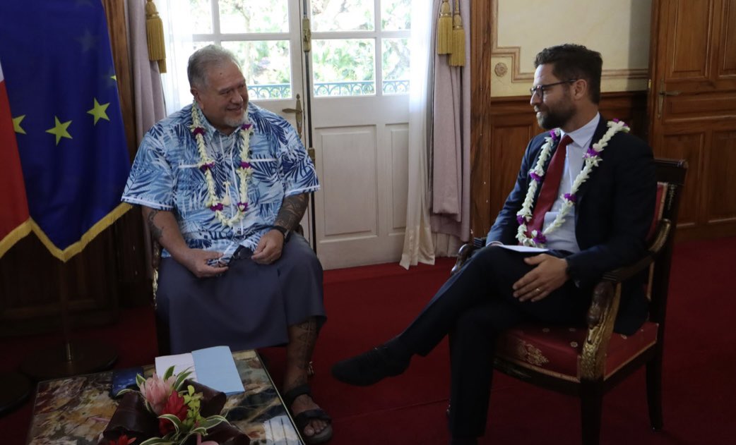 Māuruuru Mr le Président <a href="/Moetai1/">Moetai Brotherson</a> pour cet échange au cours duquel nous avons entre autres abordé notre partenariat actuel et les opportunités de coopération futures 🇪🇺🤝🇵🇫
<a href="/sujiseam/">Sujiro Seam 🇪🇺</a> <a href="/EUPasifika/">EU in the Pacific 🇪🇺</a> <a href="/BPlinkertEU/">Barbara Plinkert</a> <a href="/bencambier/">Benoît Cambier</a>
👉 presidence.pf/rencontre-entr…
