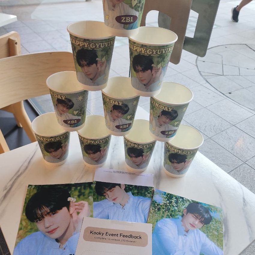 ZEROBASEONE_SGP's tweet photo. #HAPPY_GYUVIN_DAY
—— DAY 1 of #KIMGYUVIN birthday cafe event! ★

Get 1 set of freebies with every order, and an extra pc if you upload a post in the Ice Lab community in the Kooky app! 🤍 Remember to join the lucky draw &amp; claim the prizes at the admin table 🎫

@kooky__official https://t.co/s7IXijeWOy