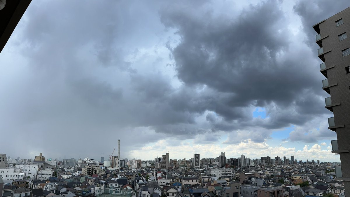 ryuzcamp1's tweet photo. #ゲリラ豪雨 と 晴れ空

この差分すごすぎる…

←文京区方面　→北区・板橋方面 https://t.co/i3sCwYq9PP