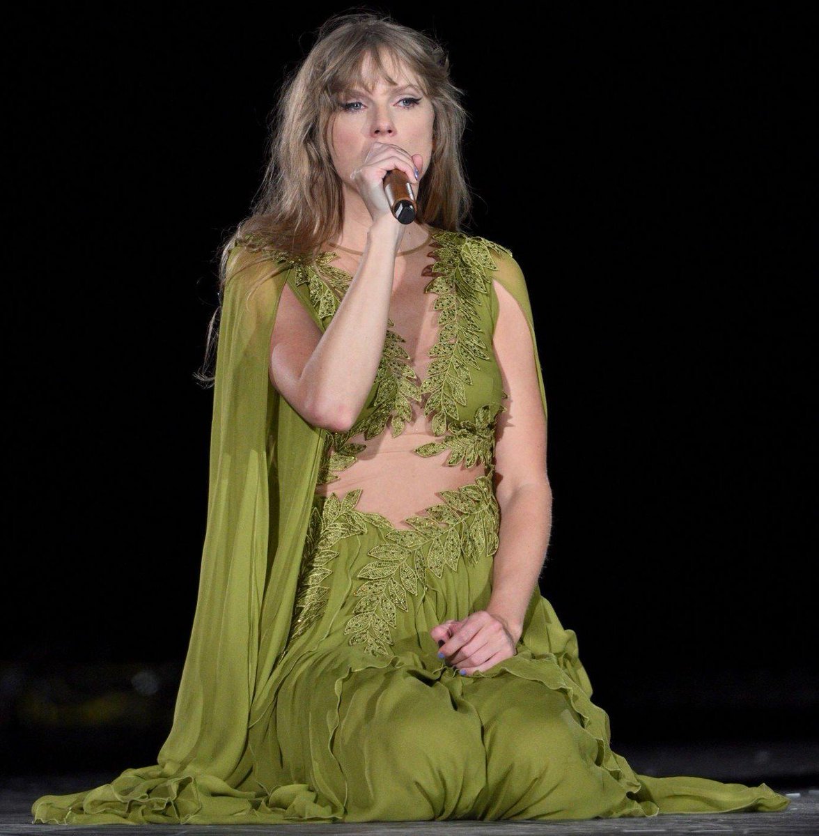 blessedswifty's tweet photo. 💬 | @TaylorSwift13 on the fans partying at the back:

— “In the back, You're partying I see absolutely everyone. I love you so much. If you think I can't see you, I can. And I respect you and your level of party.” https://t.co/rV3zS7rJ7z