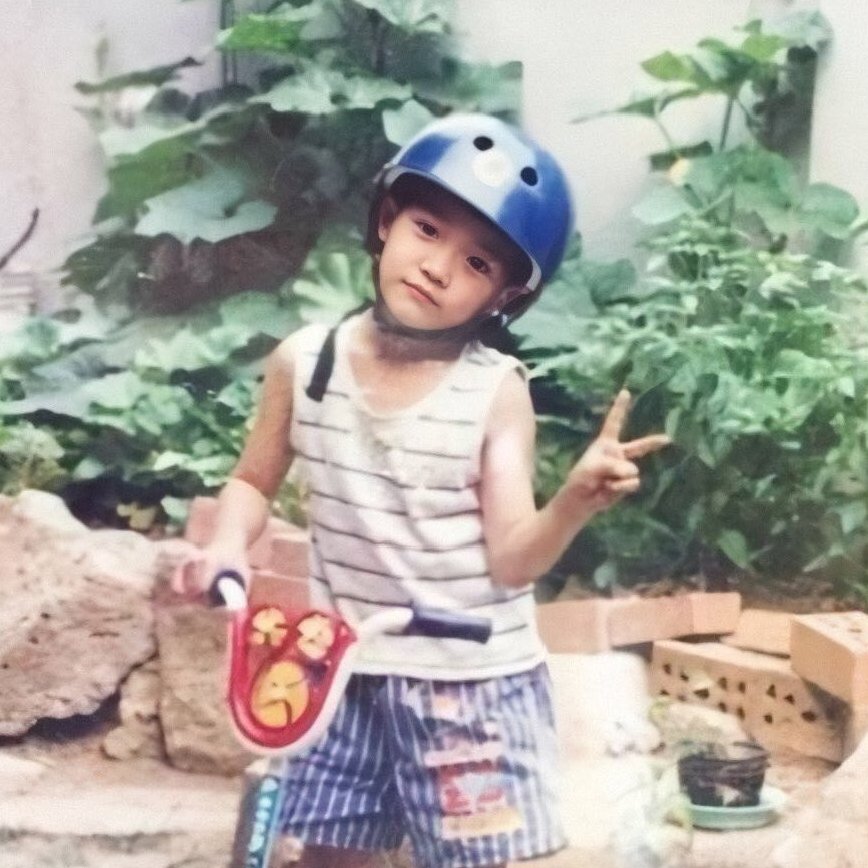 น้องแทยงตอนเด่กมานน่าเอนดุมากอ่ะ

- ชูสองนิ้วไม่เปนเลยชูหนึ่งนิ้วแทน
- เวลาเมารถจะนอนตักพี่สาว
- มีชื่อเล่นว่าปาปิยงที่มาจากโฆษณาของขนมปาปิโกะขึ้นมาระหว่างดูดิจิม่อน🥺
- เคยรณรงค์เกี่ยวกับภาวะโลกร้อนเพราะเป็นห่วงฉลามจะไม่มีที่อยู่
- ตอนประถมขี่จักรยานไปส่งสาวแล้วก้แบ่ง mp3 ให้ฟัง