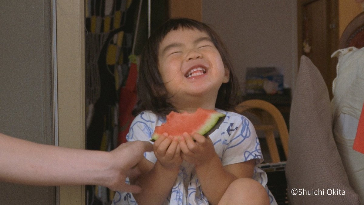 TarizSolis's tweet photo. "Anak adalah anugerah."

Nonton 'Hey! Our Dear Don-chan' sensasinya seperti dipeluk erat & diajak jadi bagian dari keluarga di film ini yg membuatku ikut merasakan jadi orang tua seorang anak selama 2,5 jam.

Disyuting selama 3 tahun mengikuti tumbuh kembang si bayi, ini adalah slice of life heartwarming yg menentramkan hati tentang tiga pria yg mendadak harus mengasuh bayi yg ditinggalkan di depan rumah mereka. Tak hanya merekatkan hubungan & hadirkan keceriaan, bayi ini juga menyadarkan ketiganya tentang arti menjadi dewasa.

Bagus!