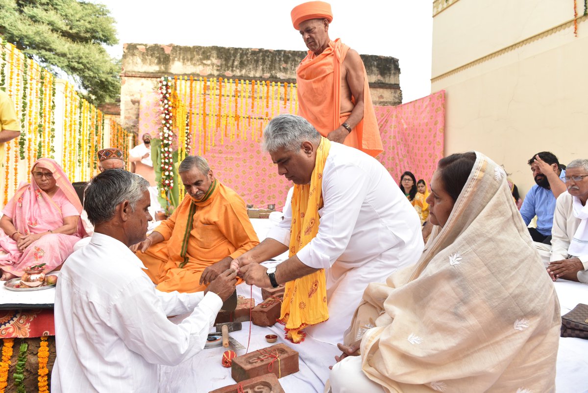 byadavbjp's tweet photo. आज अपने गांव जमालपुर में संचालित श्री रामप्रसाद E-library के विस्तार कार्य की नीव रखी तथा भूमि पूजन में सम्मिलित हुआ।   

पुस्तकालय ज्ञान का केंद्र होते हैं। इसे हम ज्ञानशाला कह सकते हैं। अच्छी और उपयोगी ��ाइब्रेरी समाज में ज्ञान का दीपक जला सकती हैं। देश की प्रगति में लाइब्रेरी की उपयोगिता अत्यंत महत्वपूर्ण है।