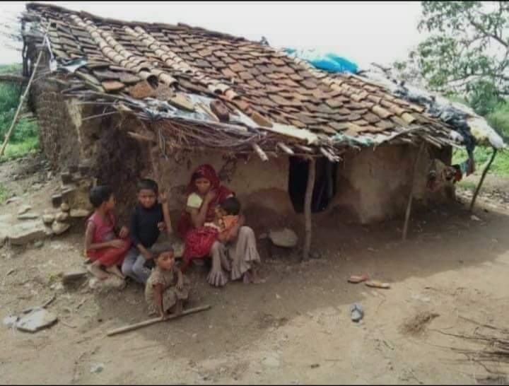 सहमी हुई है झोपड़ी, बारिश के खौफ से,
महलों की आरज़ू है, कि बरसात तेज हो।