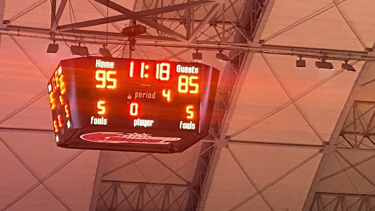 ParaComentarse's tweet photo. Se acabó @halconesrojosmx debuta con triunfo en casa.
95-85 sobre @MinerosLNBP @LNBPoficial ; una crónica @TPH_MX vía @yadimota y #JAOR
Nota completa 👇🏻https://t.co/8FJnM71V7e #Veracruz https://t.co/0GwlcbQPX1