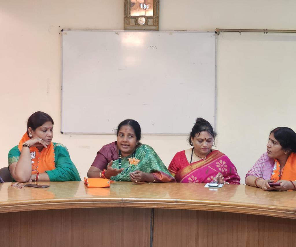 गत दिवस जयपुर में राष्ट्रीय अध्यक्षा महिला मोर्चा श्रीमती Vanathi Srinivasan जी ने महिला मोर्चा पदाधिकारियों के साथ बैठक की और चुनाव एवं संगठन से संबंधित विषयों पर चर्चा की । 
#MahilaMorchaBjp
