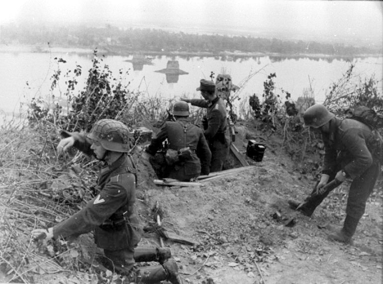 falledlenin's tweet photo. В цей день 1943 року почалася битва за Дніпро. За 4 місяці радянські війська втратили 1 286 000 загиблими та пораненими, німецькі - 235 814. https://t.co/6VPmpbc9z5