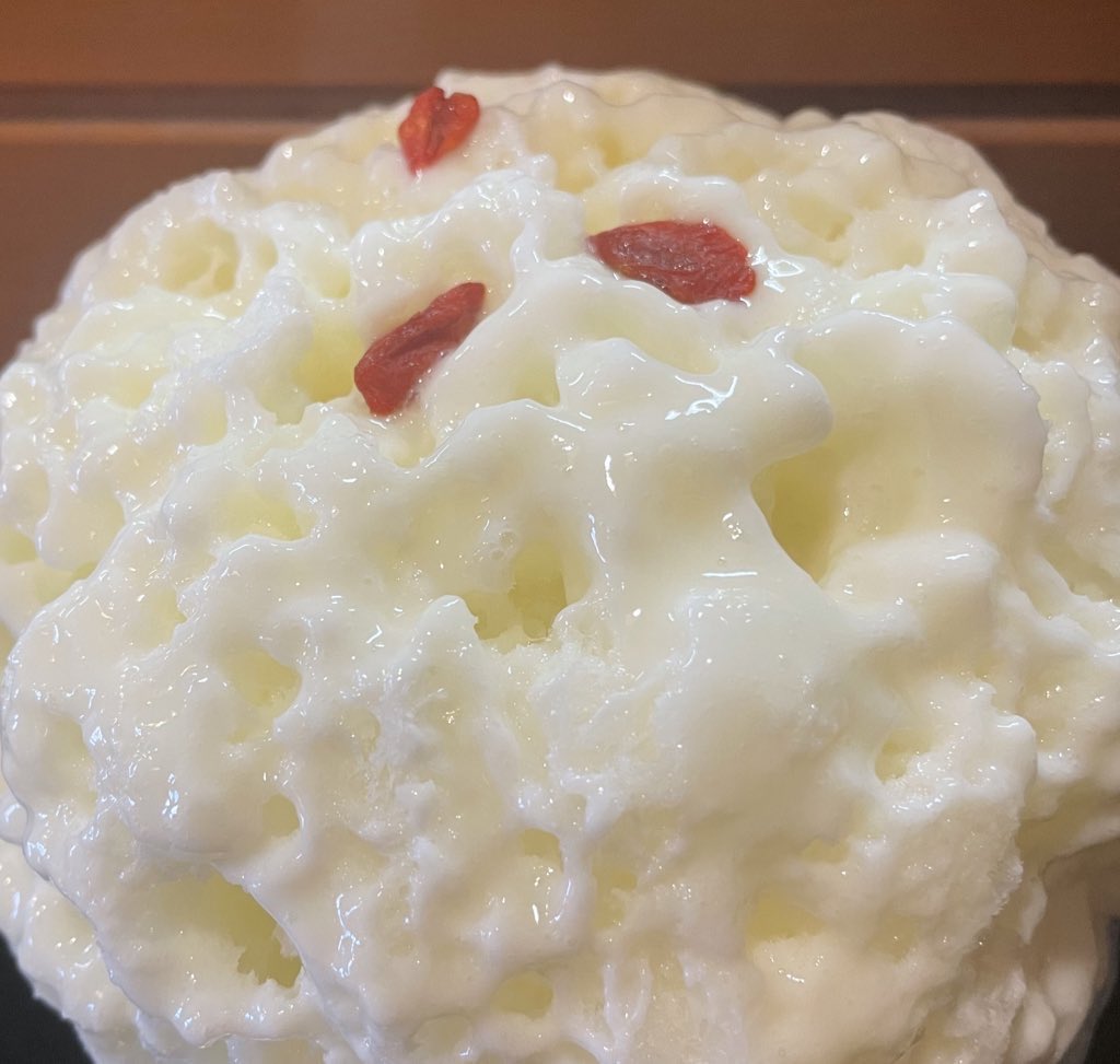 kazunok09095744's tweet photo. 今日のランチ
Tiger Cafeさんの杏仁ミルク氷🍧
中にはルビーグレープフルーツと
杏仁プリン☺️💕
かき氷屋さんの最寄りの駅降りたら、
絵に描いた様な見事な入道雲☁️☁️
まだまだかき氷日和はつづく…🍧🍧
#杏仁ミルク氷
#TigerCafe
#残暑厳しい入道雲☁️ https://t.co/yu9spDLJOC