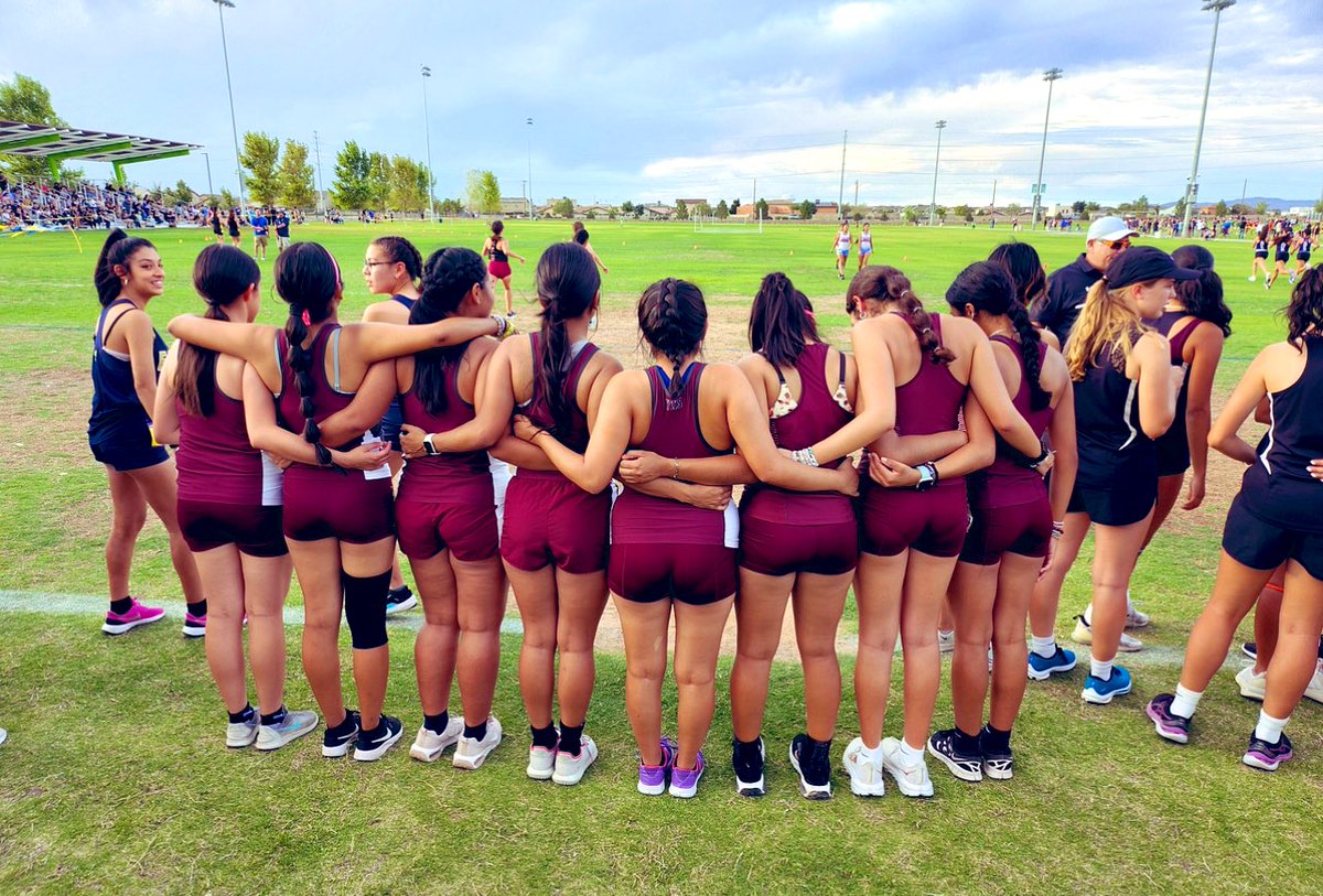 LadyIndiansXC's tweet photo. At Eastwood twilight growing and coming as one . @YsletaHS @Ysleta_W_Soccer @enevarez99 @YsletaSports @avalos2oofresh #BowUp #FearTheSpear https://t.co/7dkYFHrPRZ