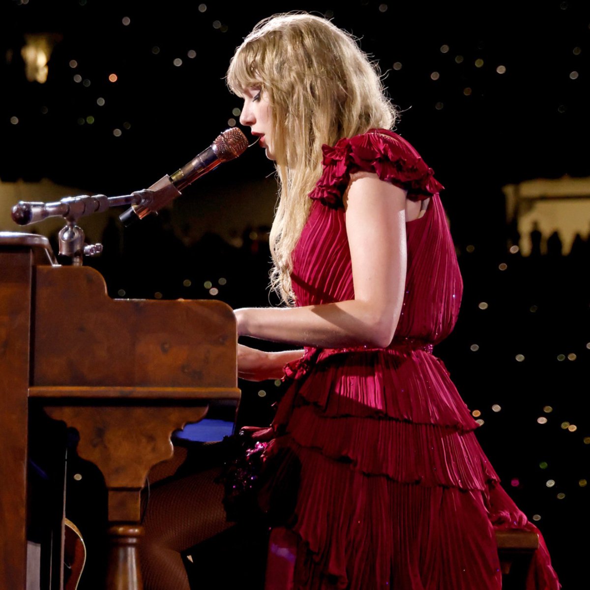 tswifterastour's tweet photo. 🚨| Taylor Swift performs “Snow On The Beach” from “Midnights” as the second surprise song for Day 2 of ‘The Eras Tour’ in Mexico City!
#TSTheErasTour #MexicoCityTSTheErasTour #MexicoTSTheErasTour https://t.co/Rt5FOKgpfJ