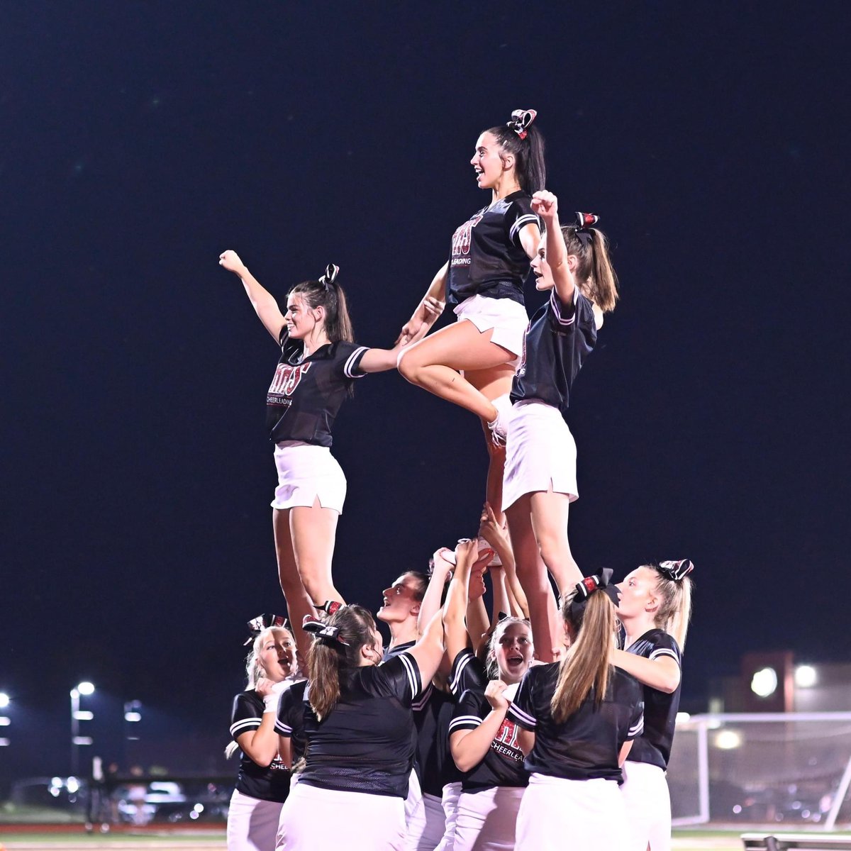 Friday nights with <a href="/HerkyFootball/">Herculaneum Football</a> is our favorite!  ❤️🏈🐾 
#GoBlackcats