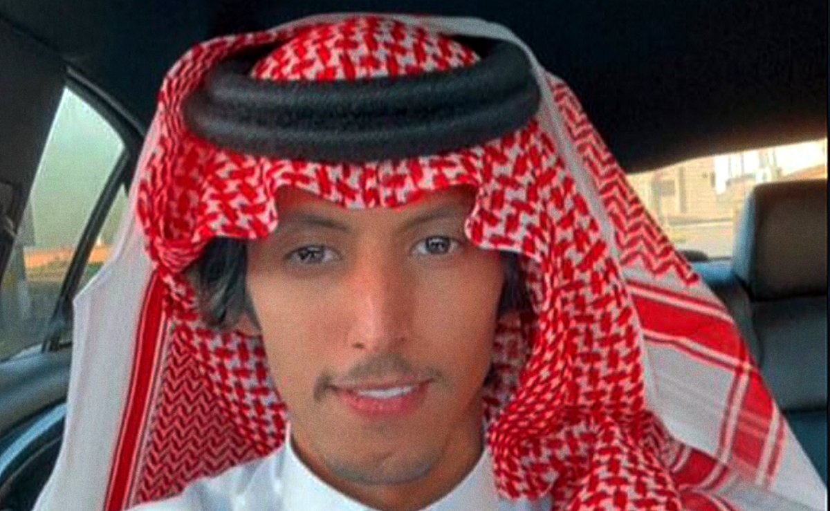 صالح النشيرا :
-
يبيّن لك انه هادي .. وخاطره مسرور 
وهو والله انّه يزعجه صوت مسباحه . 

VS : 
عبدالله السراهيد :
-
لكن اليا حداه الضيق / واثّر عليه 
حتى صمت المياه الراكده يزعجه .