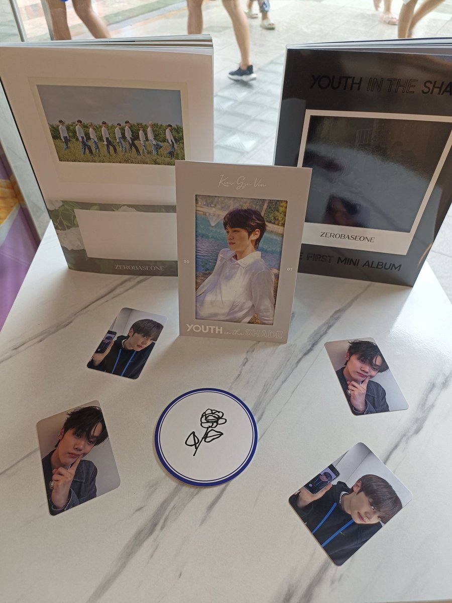straylaxy's tweet photo. the gyuvin cafe event in sg is so cute pls 🥺🩷 happy early birthday gyubi <33 #HAPPY_GYUVIN_DAY #GYUVIN #ZEROBASEONE https://t.co/FjNS2YVc4w