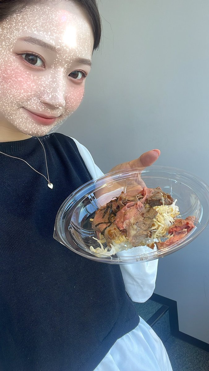 nov13se's tweet photo. 熊から #スタジアムグルメ　
ローストビーフ丼のお裾分け頂きました🤤🙇‍♀️✨
すっごく美味しい、高い味する🤭
#ガマステ　お待ちしております✨ https://t.co/oizdkn3EsE