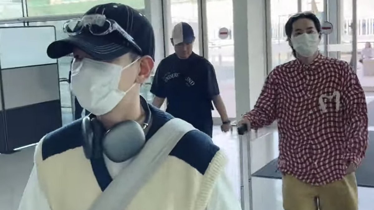 kokokbop's tweet photo. BAEKHYUN AND SUHO AT THE AIRPORT!! https://t.co/RL0AZ5P4bT